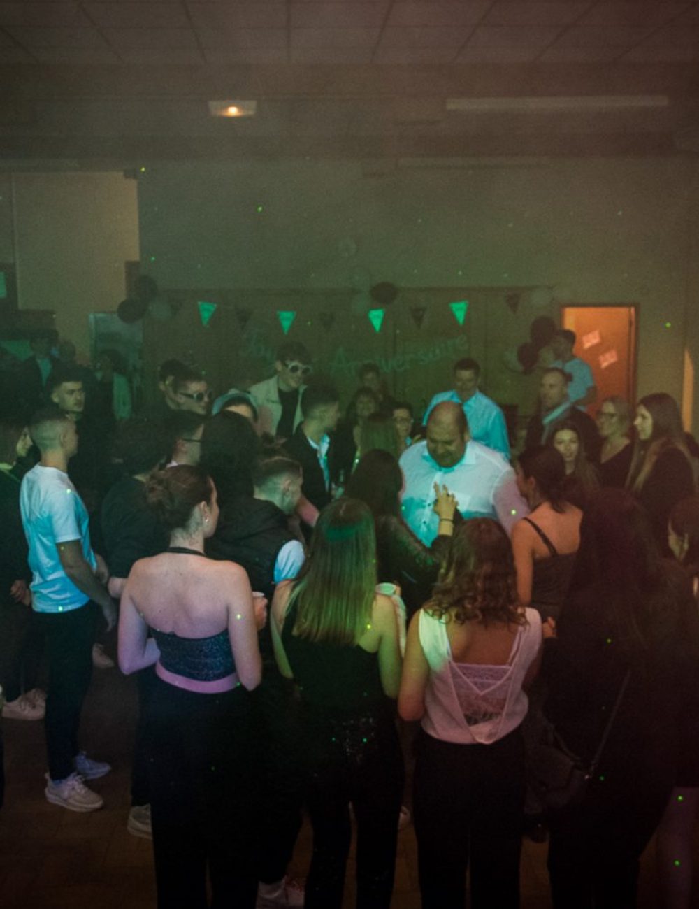 Kriis-B-Production-DJ-a-Toulouse-et-en-Haute-Garonne-en-train-danimer-un-anniversaire-5-1536x1045